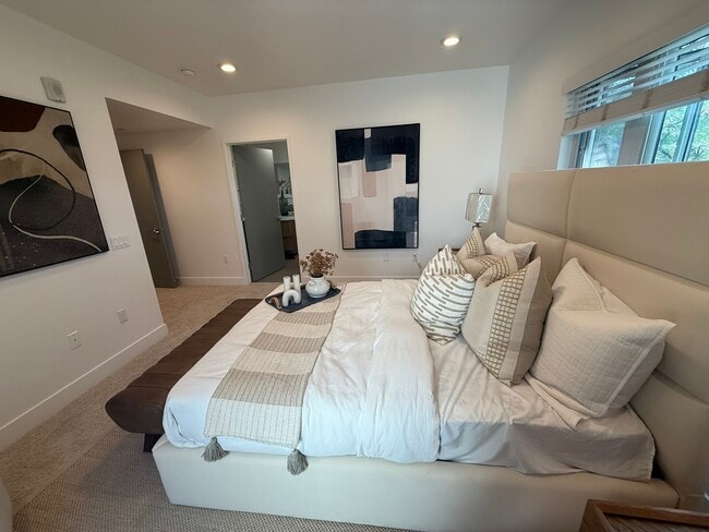 Building Photo - 239 S Marengo Ave Unit 203