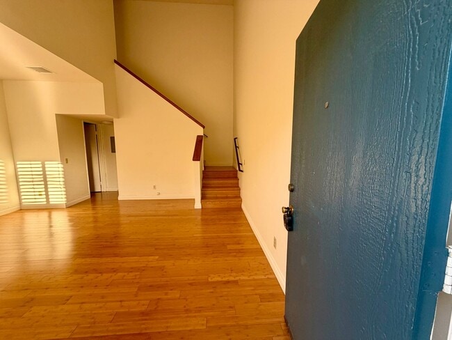 Building Photo - Light-filled, two-story 3-bedroom, 2.5-bath condo in the heart of Thousand Oaks!