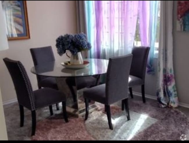 Dining room - 135 Courtyard Dr Rental