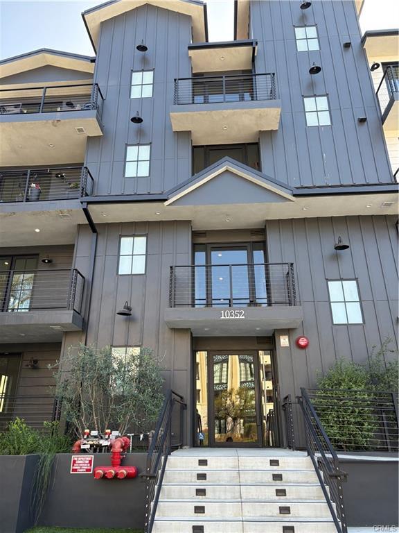 Building Photo - 10352 Riverside Dr Unit 201