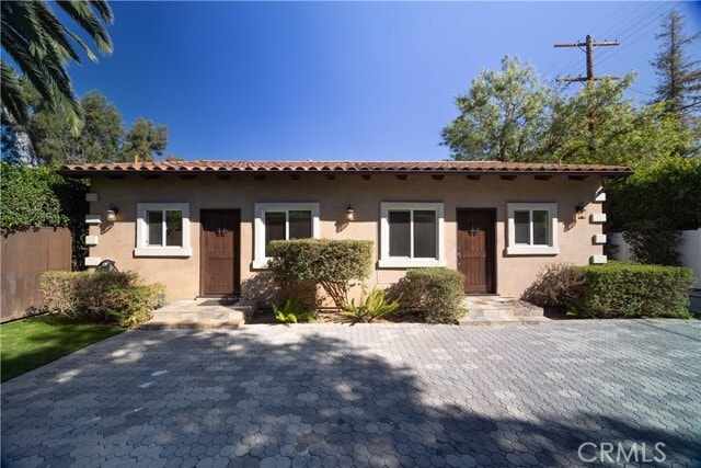 Photo - 19617 Oxnard St