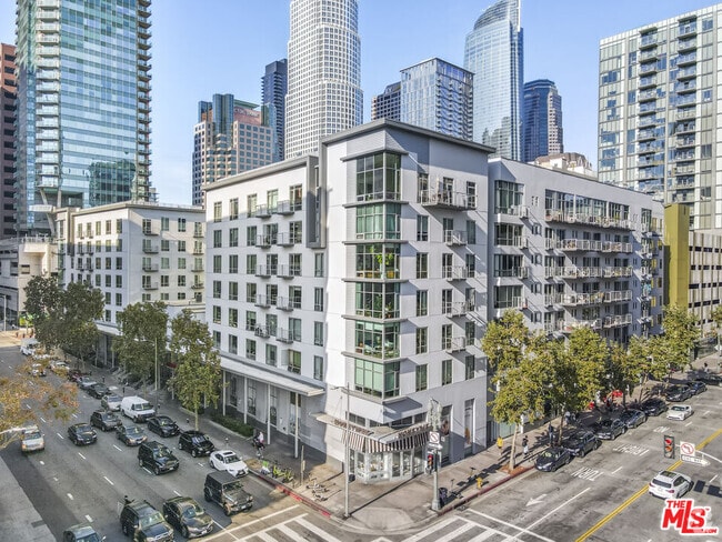 Building Photo - 645 W 9th St Unit 424 Rental