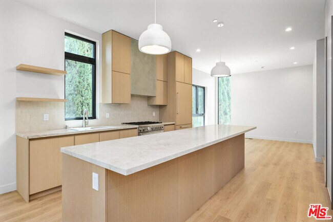 Photo - 428 Arnaz Dr