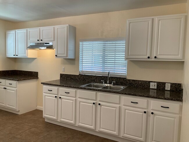 Photo - 1116 Clela Ave Apartments