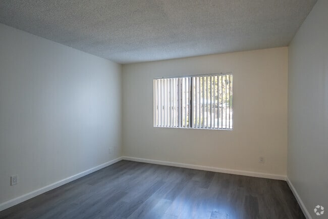 1BR, 1BA - 700SF - Brdroom - Bay Timbers Apartments