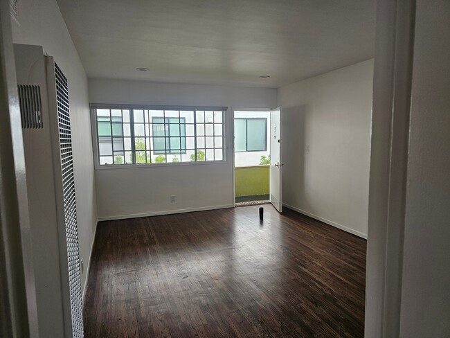 Living Room - 1536 S Orange Grove Ave Apartments Unit 3