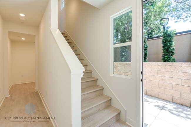 Photo - Brand New Built 3 Bed 2.5 Bath Flex Townhouse in Ontario!