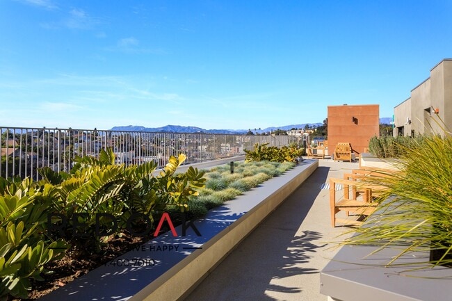 1011-1013 Everett St - 1011-1013 Everett St Condo Unit B-205