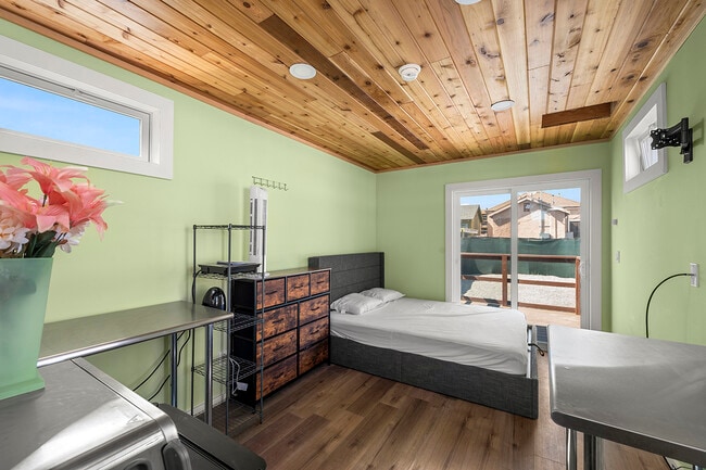 Photo - 2653 Newton Ave