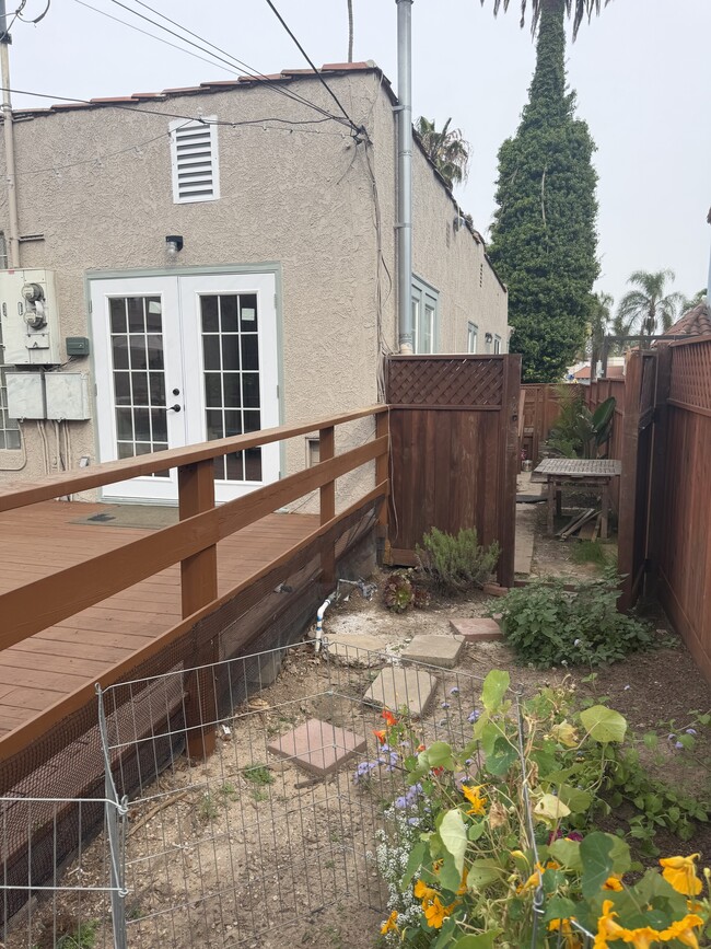 side yard - 1063 S Citrus Ave Unit 1063