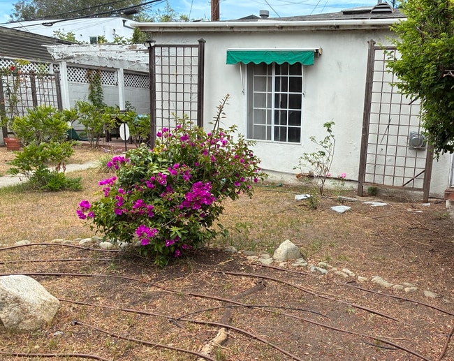 Ext.with private patio. - 3580 Colonial Ave Unit Guesthouse /Studio for rent