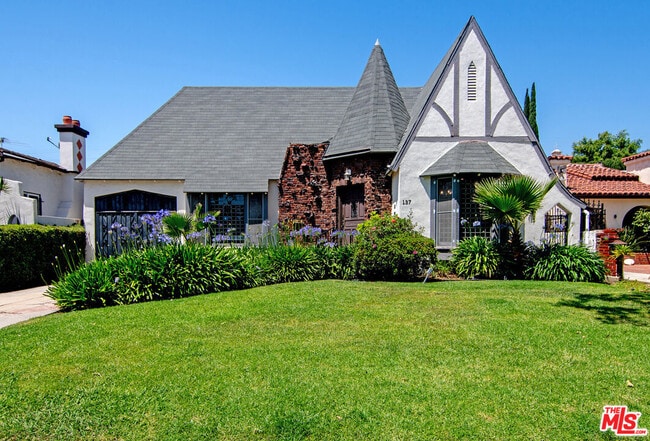 Building Photo - 137 N Poinsettia Pl
