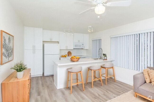 Building Photo - On Sail Bay in Pacific Beach! Updated 2 Be... Unit 1251 Parker Pl #2I Rental