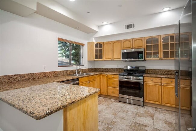 Building Photo - 10808 Kling St Unit 5