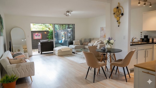 Building Photo - 4401 Kraft Ave Unit 15