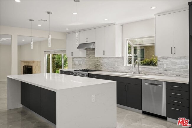 Photo - 6660 Balcom Ave