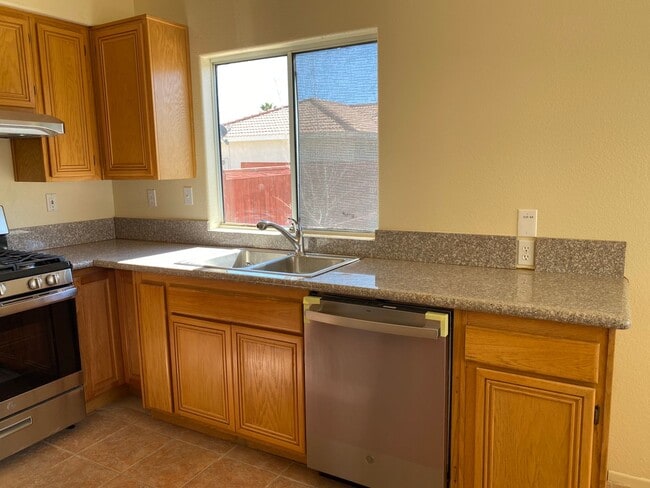 Building Photo - Move in Ready