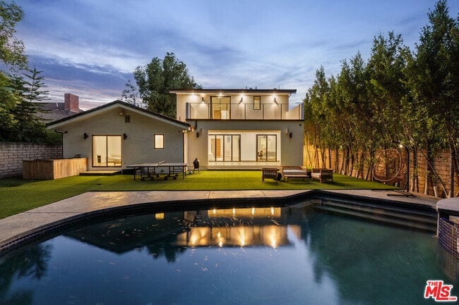 Photo - 5062 Woodley Ave