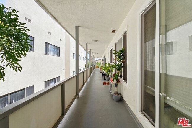 Photo - 1929 Tamarind Ave Unit 12