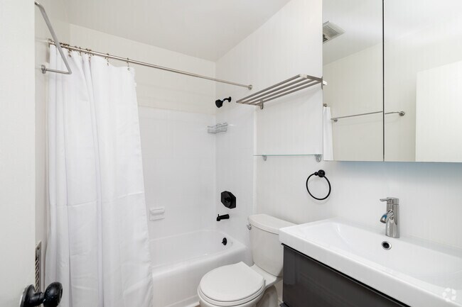 Bathroom - Bagley Regent Apartments