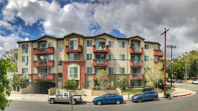 Building Photo - Immediate Move In: Spacious 3bed2bath condo Adjacent to Warner Center/Woodland Hills! Minutes to ...