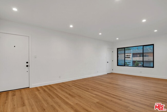 Photo - 950 Havenhurst Dr Unit 6