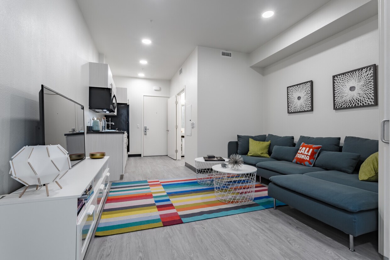 3D Tour - 4252 Crenshaw Apartments