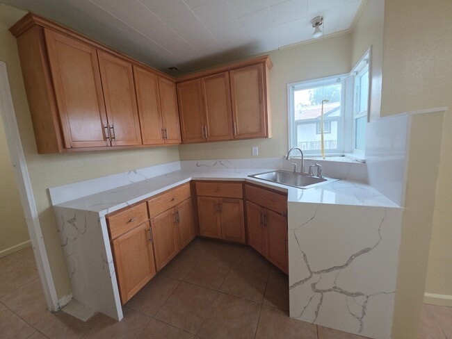 Photo - 557 W Oldfield St
