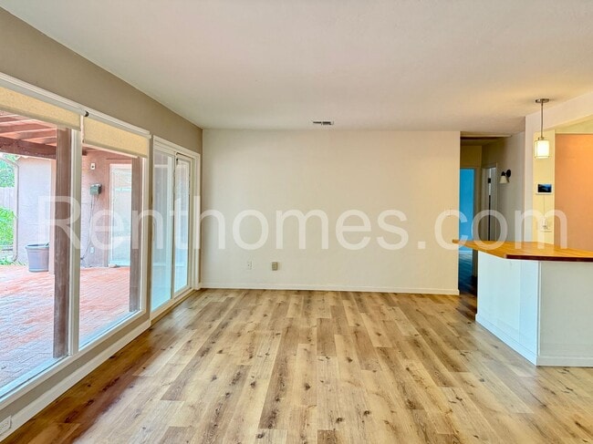 Photo - 3382 52nd St