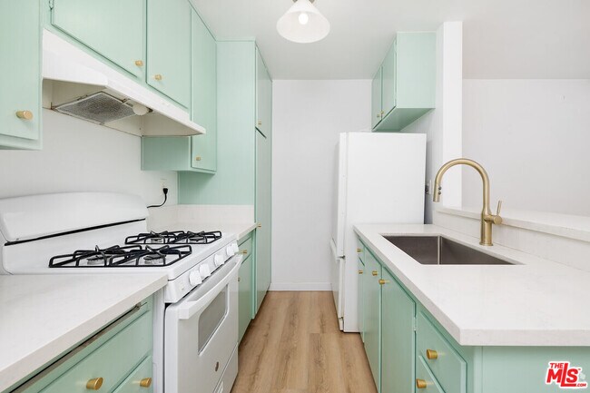 Building Photo - 114 S Gramercy Pl Unit 108