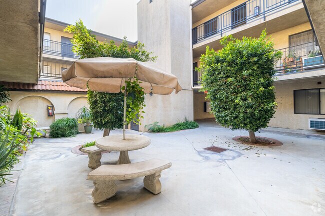Courtyard - 1920 Peyton Ave