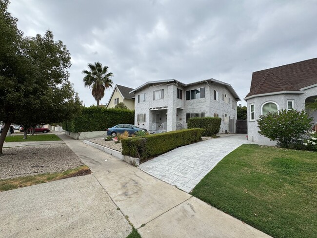 Building Photo - Large centrally located unit with shared yard