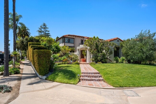 Building Photo - Kensington Exceptional Location 4Bed 3.5 Bath Private Gated Spanish Estate like property