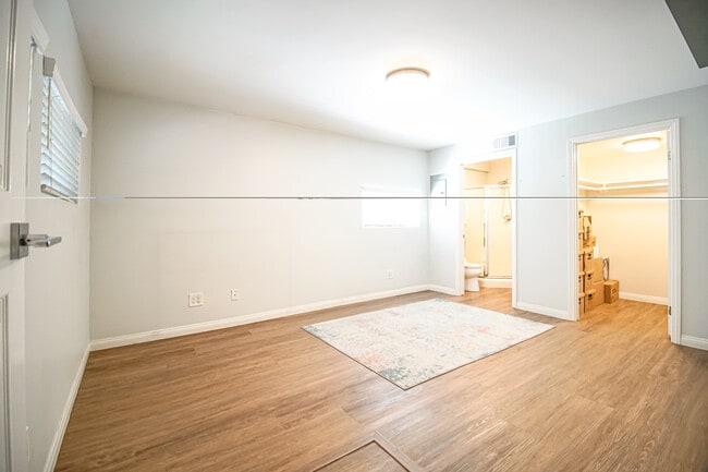 Building Photo - 10929 Landale St Unit 1