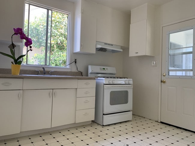 Kitchen - 2209 S Ridgeley Dr House