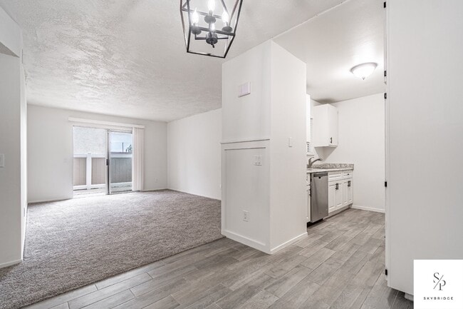 Building Photo - Modern and Cozy Rancho Cucamonga Townhouse with Hardwood Floors! Unit APT 419