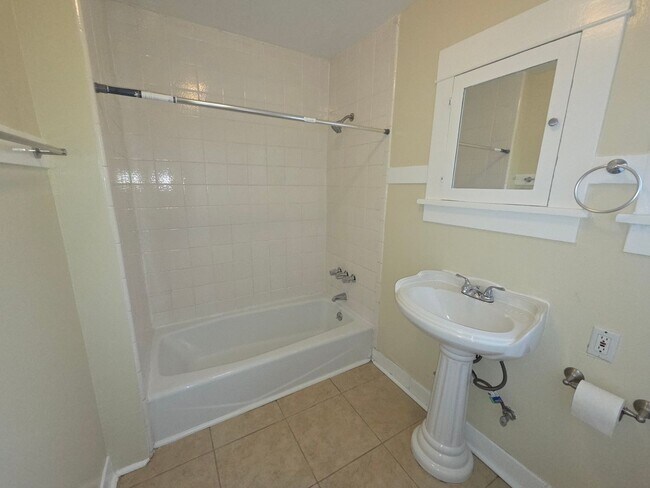 Photo - Raymond Ave 819/821 Unit 821
