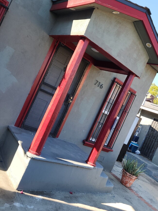 Building Photo - 716 W 60th St Unit 716 W 60th Street LA