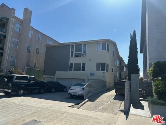 Building Photo - 5820 W Olympic Blvd Unit 4 Rental