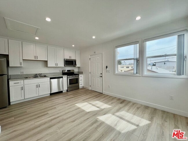 Photo - 1321 1/4 Normandie Ave