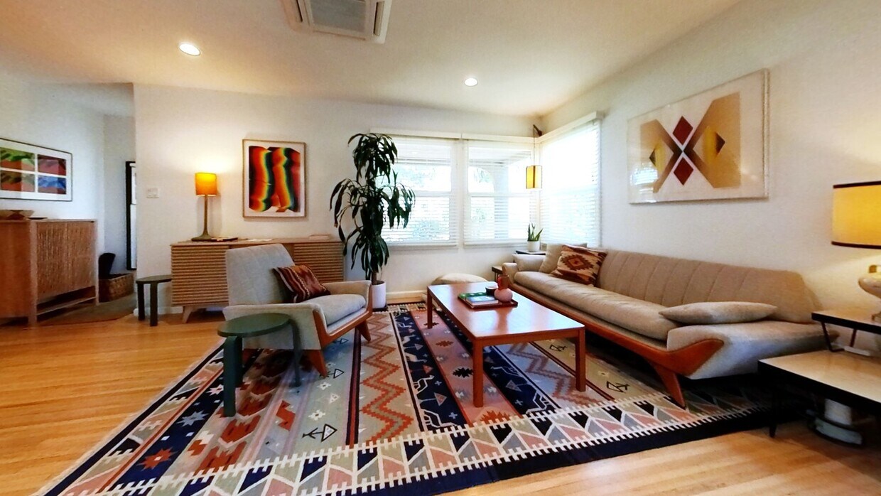 3D Tour - 1338 Montecito Cir