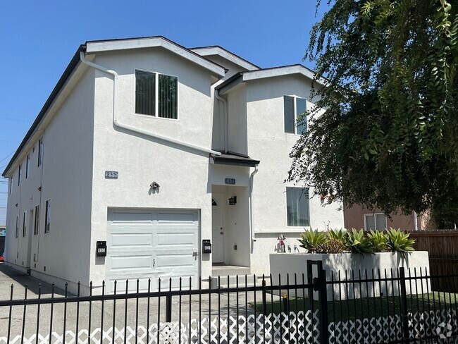 Building Photo - 831 E 109th St Rental