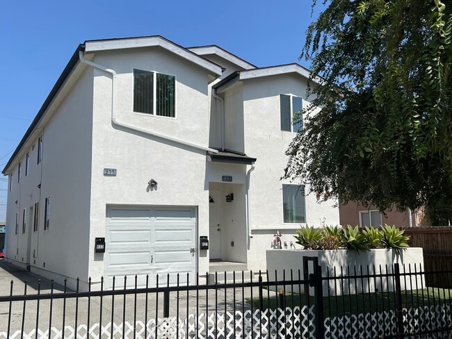 Photo - 831 E 109th St Townhome