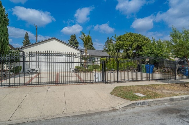 Single-Story 3-Bedroom Pool Home with RV P... - Single-Story 3-Bedroom Pool Home with RV P...