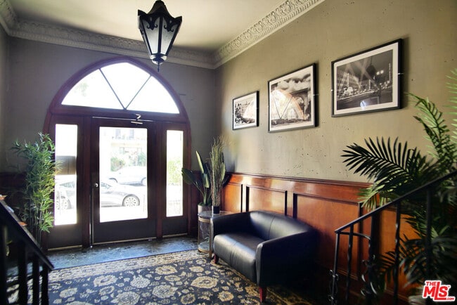 Photo - 611 Cloverdale Ave Unit 305