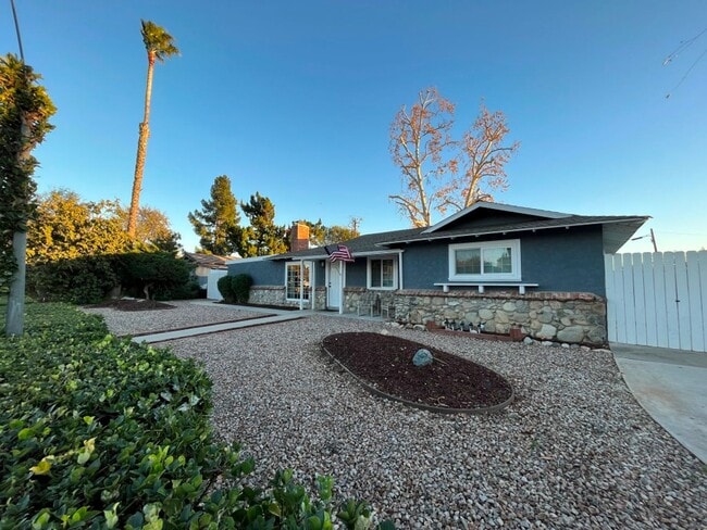 Building Photo - MOVE-IN READY 4+2 w/upgrades + tons of parking!