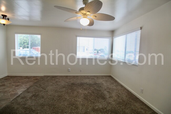 Photo - 2345 Comstock St
