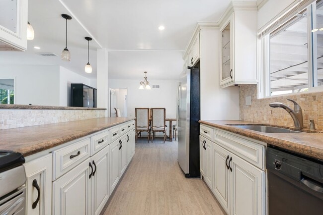 Photo - 23957 Vanowen St