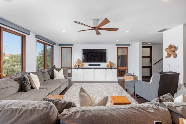 Photo - 716 Manhattan Ave