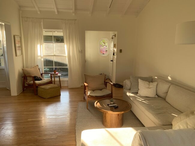 Living room, front door,courtyard - 11425 Cashmere St